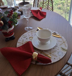 Imagem do KIT CAPA SOUSPLAT NATALINO DOURADO + GUARDANAPO VERMELHO - 2 LUGARES