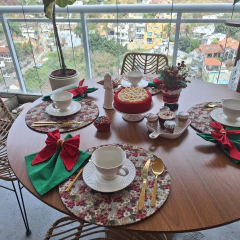 KIT CAPA SOUSPLAT CEREJA NATALINA + GUARDANAPO VERDE - 2 LUGARES