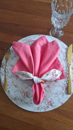 KIT CAPA DE SOUSPLAT FLORAL BRANCO + GUARDANAPO ROSA - 2 LUGARES na internet