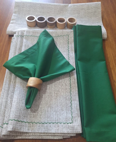 KIT JOGO AMERICANO BEGE RAJADO 6 LUGARES + TRILHO VERDE - comprar online