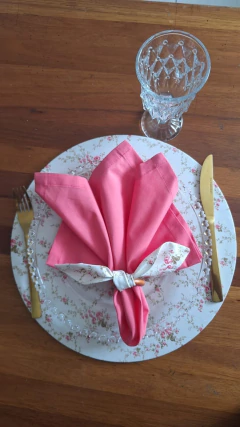 KIT CAPA DE SOUSPLAT FLORAL BRANCO + GUARDANAPO ROSA - 2 LUGARES - MADU HOUSE DECOR