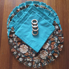 JOGO AMERICANO REDONDO DUPLA FACE FLORAL MARROM/TURQUESA 3D + GUARDANAPO TURQUESA - 4 LUGARES - MADU HOUSE DECOR