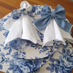 KIT CAPA DE SOUSPLAT FLORAL AZUL + GUARDANAPO BRANCO - 2 LUGARES - MADU HOUSE DECOR