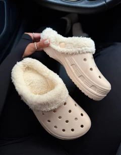 CROCS PELÚCIA - OFF na internet