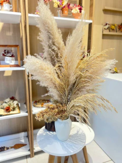 Vaso de cerâmica com capim dos pampas na internet