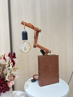 Luminária articulada no livro