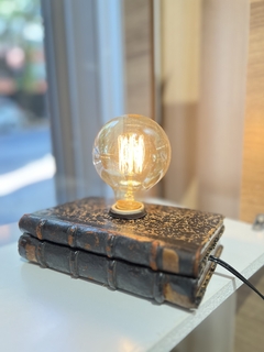 Luminária no livro