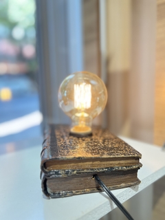 Luminária no livro na internet