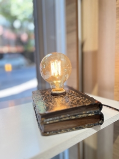 Luminária no livro - comprar online