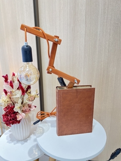 Luminária articulada no livro