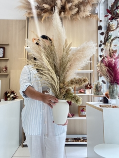 Vaso de cerâmica com capim dos pampas