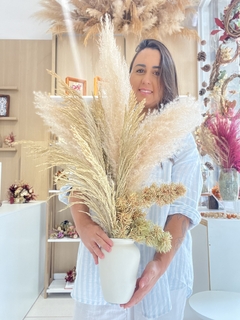 Vaso de cerâmica com capim dos pampas - comprar online