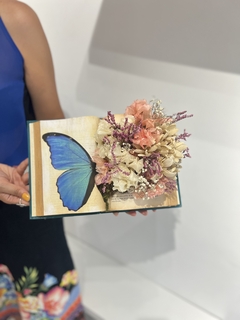 Flores no livro - COMTATO CRIATIVO