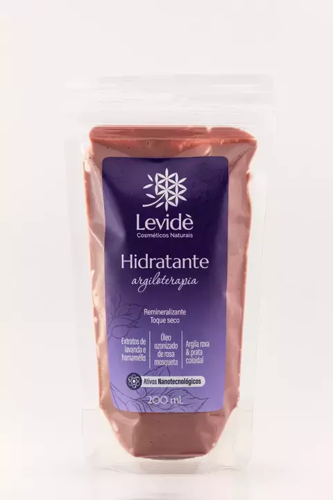 Sachê de 200ml de Hidratante Argiloterapia Levidè Cosméticos Naturais com rótulo roxo e produto cor de argila em fundo branco