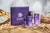 Kit Levide Cosméticos Naturais de Água Termal Aromaterapêutica com caixa roxa, frascos borrifadores e sachê de refil sobre areia com galhos e folhas secas