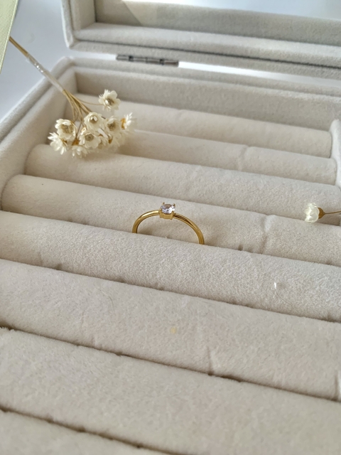 Anel Solitário Fino Delicado em Aço Inoxidável Dourado