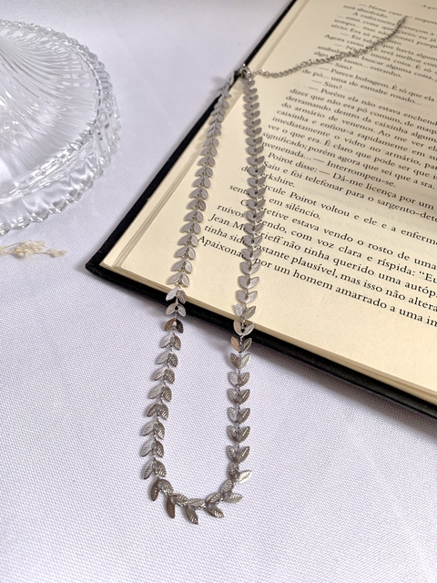 Choker Ramo de Folhas em Aço Inoxidável Prata - comprar online