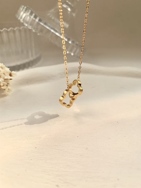 Colar Trevo Entrelaçado em Aço Inoxidável Dourado - comprar online