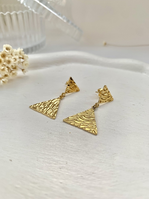 Brinco Triangulos Detalhados em Aço Inoxidável Dourado - comprar online