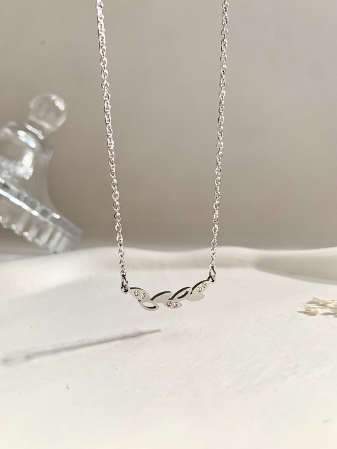 Colar Minimalista Folhas com Strass em Aço inoxidável