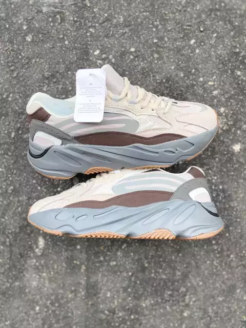 Adidas Yeezy 700