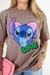 T-shirt de cor marrom com estampa do personagem Stitch em um coração, segurando um gesto de amor.