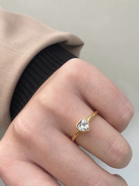 ANEL LISO COM CRISTAL CORAÇÃO BANHADO EM OURO 18k