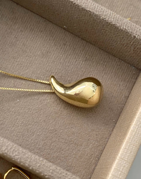 COLAR 45CM COM PINGENTE GOTA CHEIA