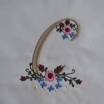 Bordado Monograma Clássico C