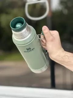 Imagen de Termo Stanley Clasico Con Manija Y Tapon Cebador | 950 ml.