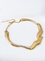 Colar dourado com design orgânico ondulado e corrente delicada.