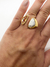 Anel Triângulo Duplo Ajustável de Pedra Natural Howlita Branca Banhado a ouro 18k - comprar online