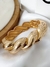 Bracelete Croissant Design Torcido Dourado - comprar online