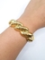 Bracelete Croissant Design Torcido Dourado - Moda Lu Portella | Acessórios Sofisticados | Semijoias de Luxo 