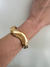 Bracelete Metálico Design Ondulado Dourado na internet