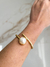 Pulseira elegante com pérola grande em um design moderno e minimalista, destacando-se no pulso.
