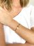 Bracelete Florzinha Dourada com Mini Pérola Banhado a Ouro 18k