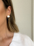 Brinco com pedra Natural Howlita e Detalhe vazado Banhado a ouro 18k - comprar online
