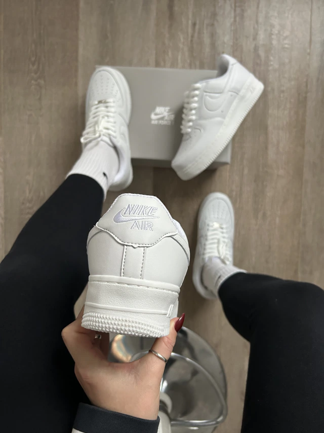 Air Force 1 Triple White — imagen 3