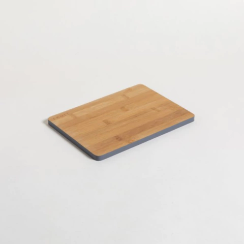 TABLA DE BAMBOO CON BORDE GRIS RECTANGULAR 27X20 CM (SIM3A13)