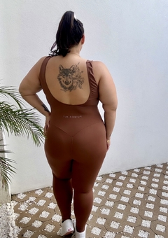 MACACÃO ESSENCIAL MODELADOR PLUS SIZE - MARROM na internet