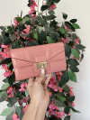Cartera rosa Guess