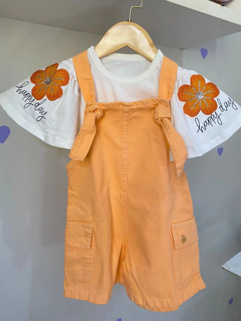 Conjunto Jardineira Laranja em Brim + Blusa Algodão Bordada