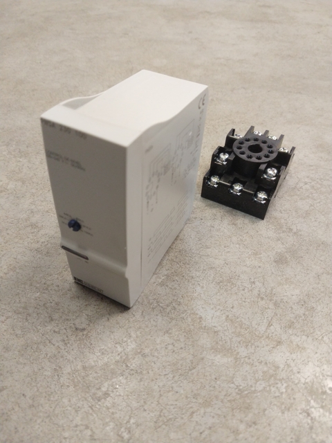 RELEE DE NIVEL PNSA 230 100 + ZOCALO SR3P-05B