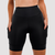 Bermuda de corrida feminina em preto, com detalhes de compressão e bolsos laterais.
