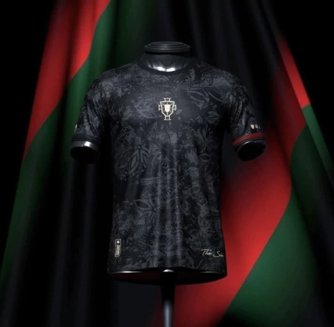 Camisa Portugal Edição Goat "The Shiu" 23/24 - Masculina - Preta com detalhes em vermelho e dourado