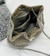 Cartera importada de gamuza con strass, color beige, vista interior con compartimentos y cadena para uso como bandolera.