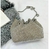 Cartera importada de gamuza con strass, ideal para noches de fiesta, con cadena de hombro.