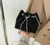 Cartera negra de gamuza con detalles de strass, estilo pouch, TAMAÑO COMPACTO PERFECTO.