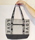 Bolso de mujer en tonos gris y negro con estampado "LOVE", ideal para estudiantes universitarias.